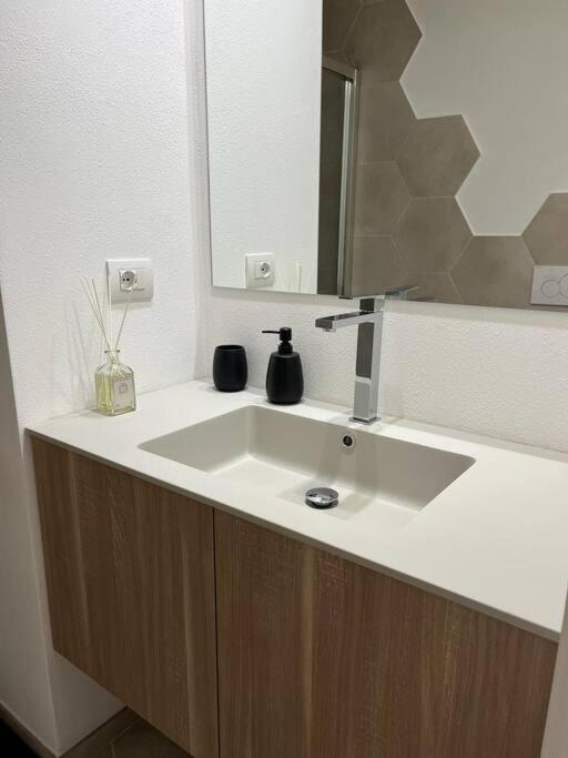Апартаменты Charme In Centro With Private Parking Асколи-Пичено Экстерьер фото