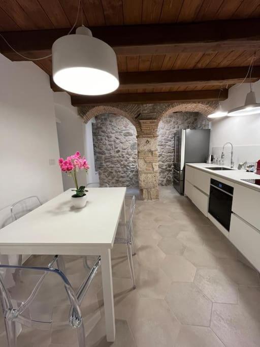 Апартаменты Charme In Centro With Private Parking Асколи-Пичено Экстерьер фото
